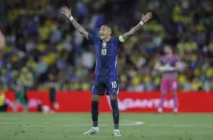 Presidente do Barcelona critica Data Fifa após lesão de Raphinha