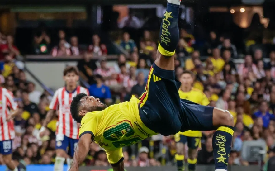 Borja faz golaço de bicicleta e garante empate do América