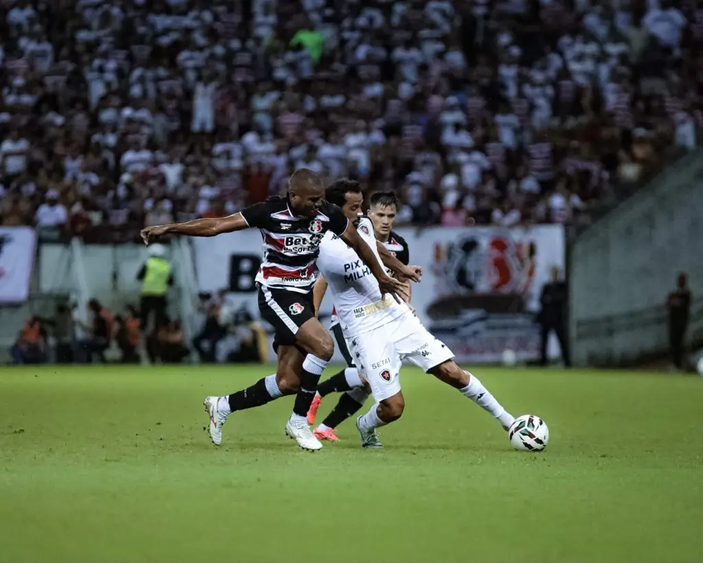 Treinador do Botafogo-PB minimiza derrota na Série C: "Jogamos de igual para igual" 3 Botafogo-PB derrotado Santa Cruz Série C