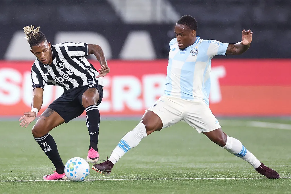 Meia do Botafogo exalta atuação contra Grêmio: "Conseguir ajudar o time" 3 Botafogo supera Grêmio Brasileirão