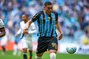 Carlos Vinícius faz forte desabafo após derrota do Grêmio
