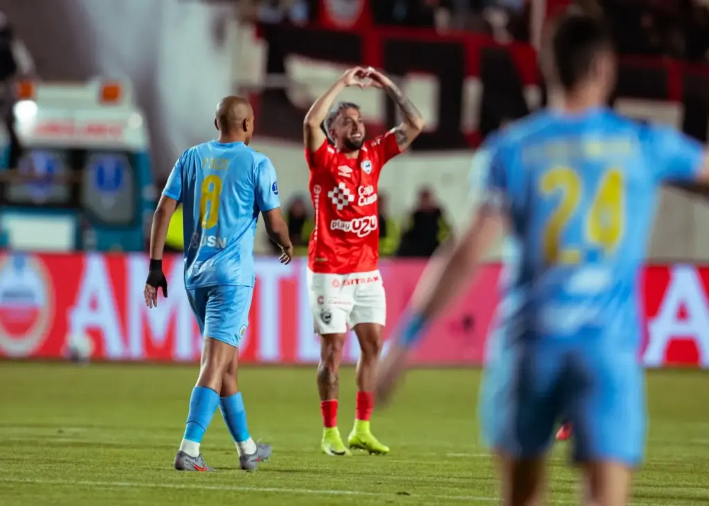 Cienciano-PER 2 x 0 Montevideo City Torque-URU - Peruanos encaminham vaga