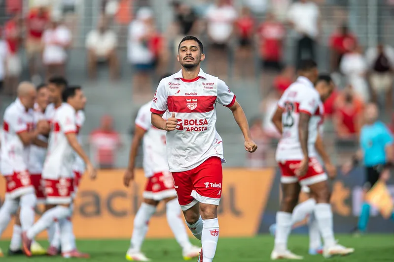 CRB 3 x 0 Cuiabá - Galo domina Dourado e encosta no G6 3 crb cuiaba francisco cedrim 1