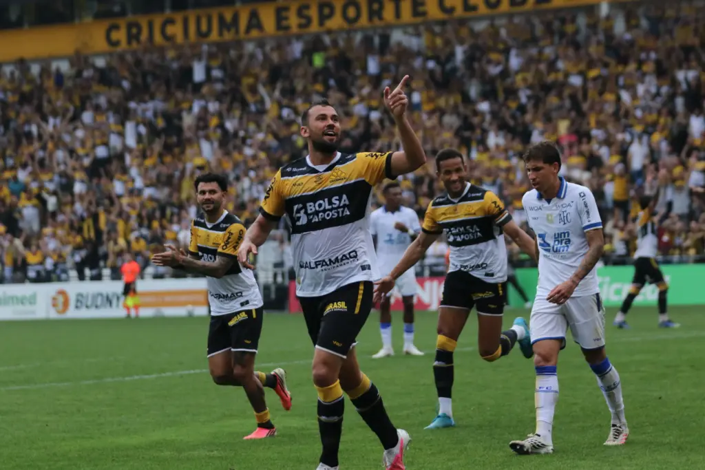 SÉRIE B: Criciúma vence clássico e segue no G-6