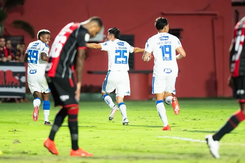 Vitória 1 x 3 Cruzeiro - Raposa bate Leão de virada e se mantém no G6 2 cruzeiro vitoria celo gil 2