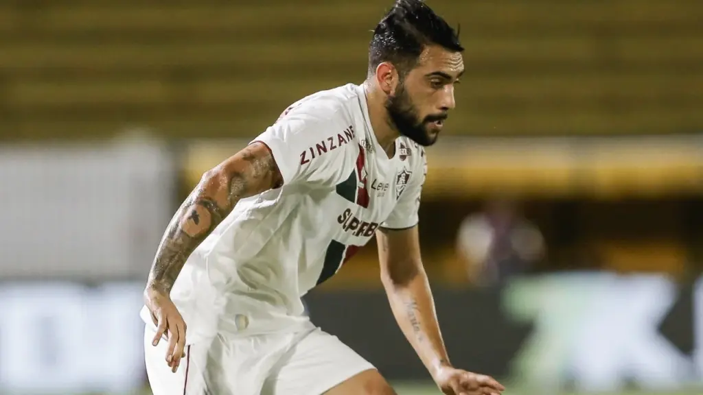 Classificação do Fluminense termina em pancadaria e zagueiro leva soco na Argentina