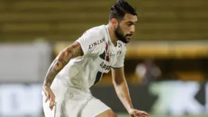 Classificação do Fluminense termina em pancadaria e zagueiro leva soco na Argentina