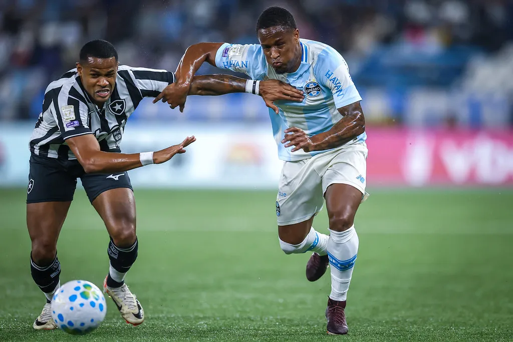 Dirigente do Grêmio critica arbitragem: 