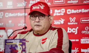 Guto Ferreira valoriza ponto conquistado pelo Vila Nova
