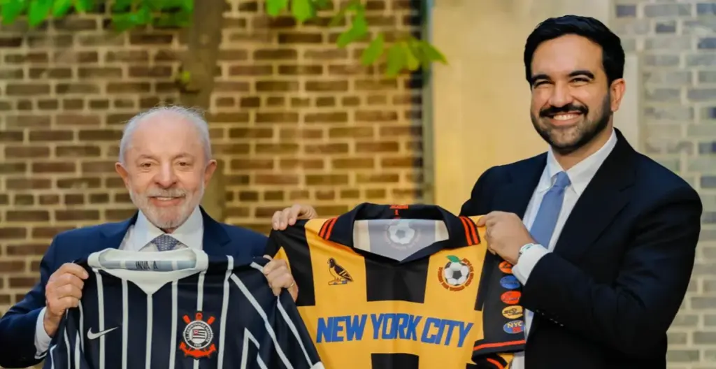 Lula presenteia prefeito de NY com camisa do Corinthians