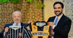 Lula presenteia prefeito de NY com camisa do Corinthians