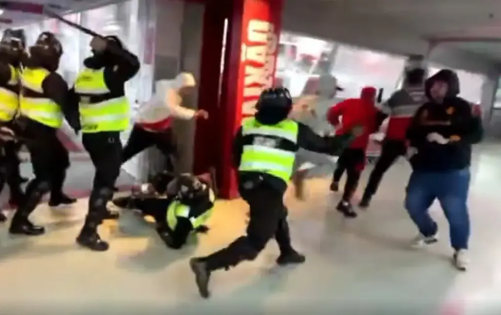 Torcedores do Internacional enfrentam seguranças e tentam invadir área de jogadores