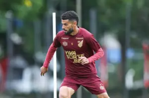 Volante do Athletico-PR lamenta empate em clássico: 