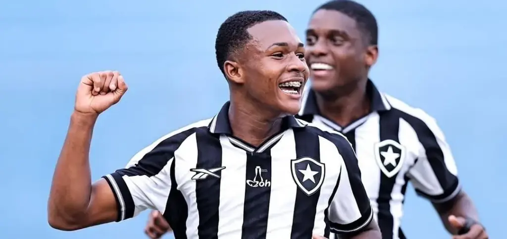 Botafogo acerta renovação de contrato com atacante até 2029