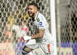 Atacante do Operário-PR celebra gol: 