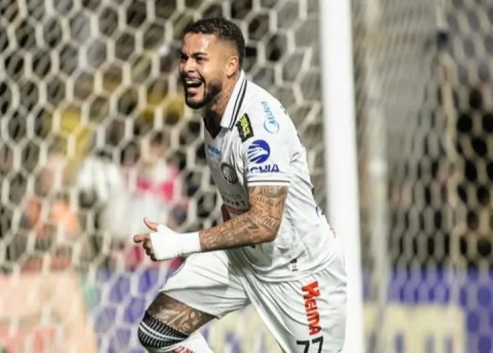 Maxwell comemora gol Operário-PR