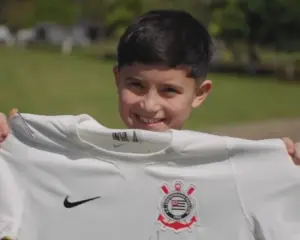 Garoto hostilizado por camisa do Neymar, visita CT e é tietado por jogadores do Corinthians