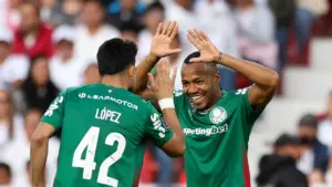 Palmeiras fatura R$ 60 mi e é único vivo em três frentes