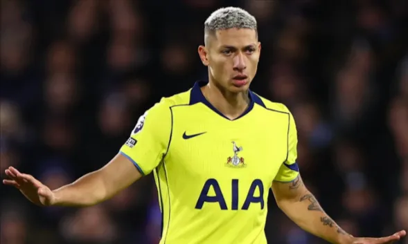 Vasco negocia com Richarlison e acerta com Gabriel Pereira