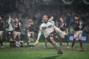 Zagueiro do Coritiba celebra empate heroico: 