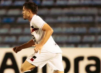Matheus Melo retorna ao Santa Cruz para reta final da Série C