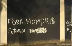 Torcida do Corinthians picha muros e pede saída de Memphis