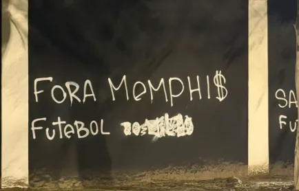 Torcida do Corinthians picha muros e pede saída de Memphis
