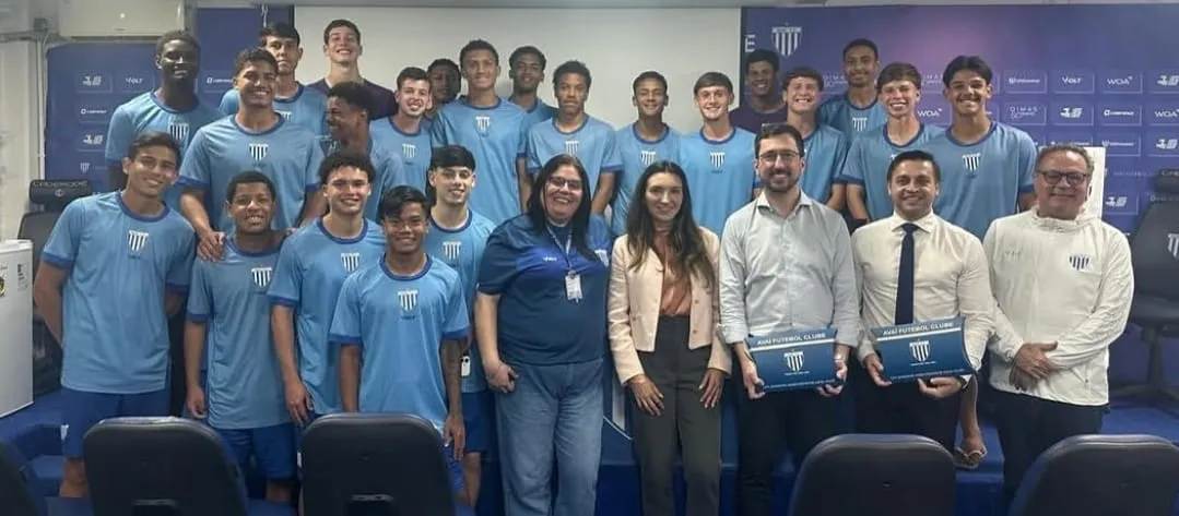 Atletas da base do Avaí acompanham palestra de educação financeira