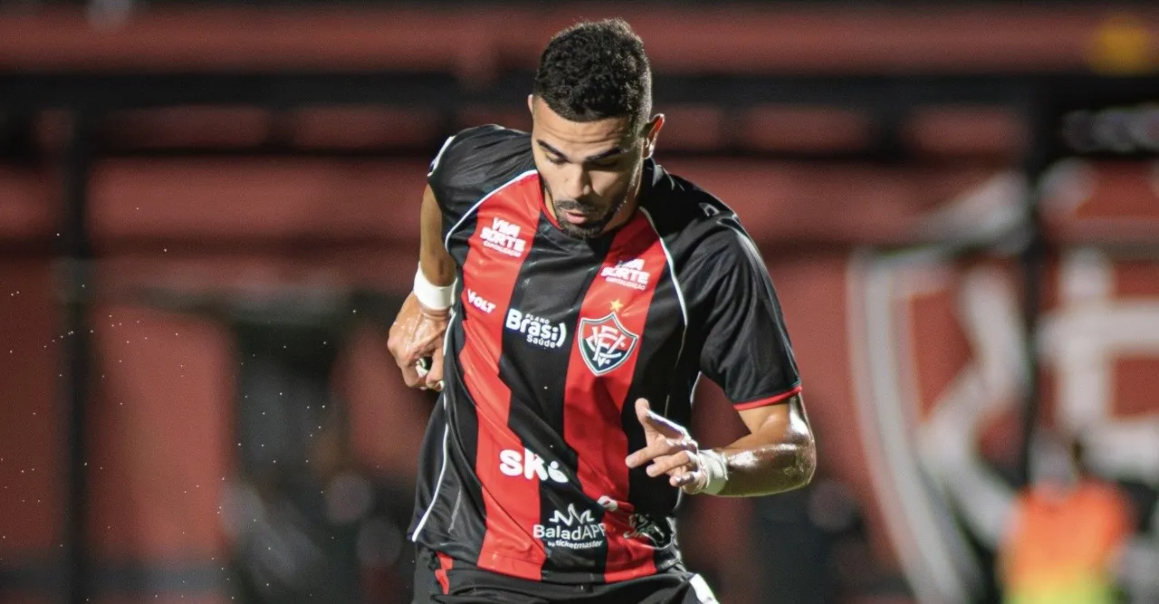 Vitória goleia Chapecoense, e Lucas Silva projeta duelo com São Paulo