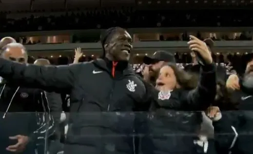Seedorf assiste ao jogo do Corinthians da arquibancada e entra na festa da torcida
