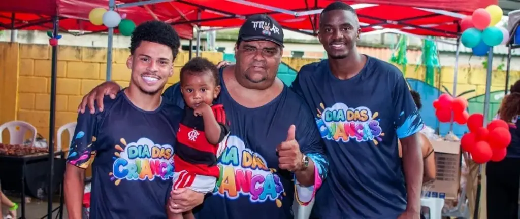 Andrew, do Flamengo, promove ação especial de Dia das Crianças no RJ