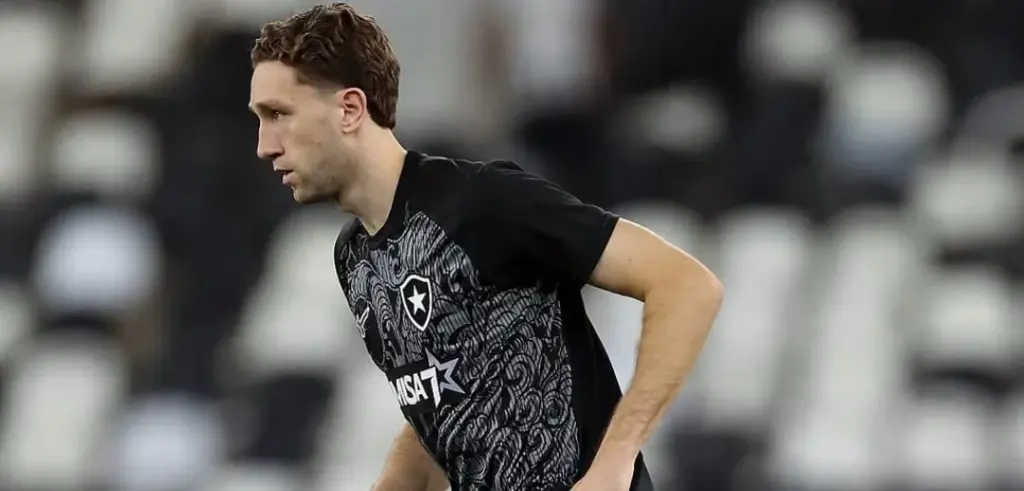 Zagueiro do Botafogo treina com o elenco e anima comissão técnica