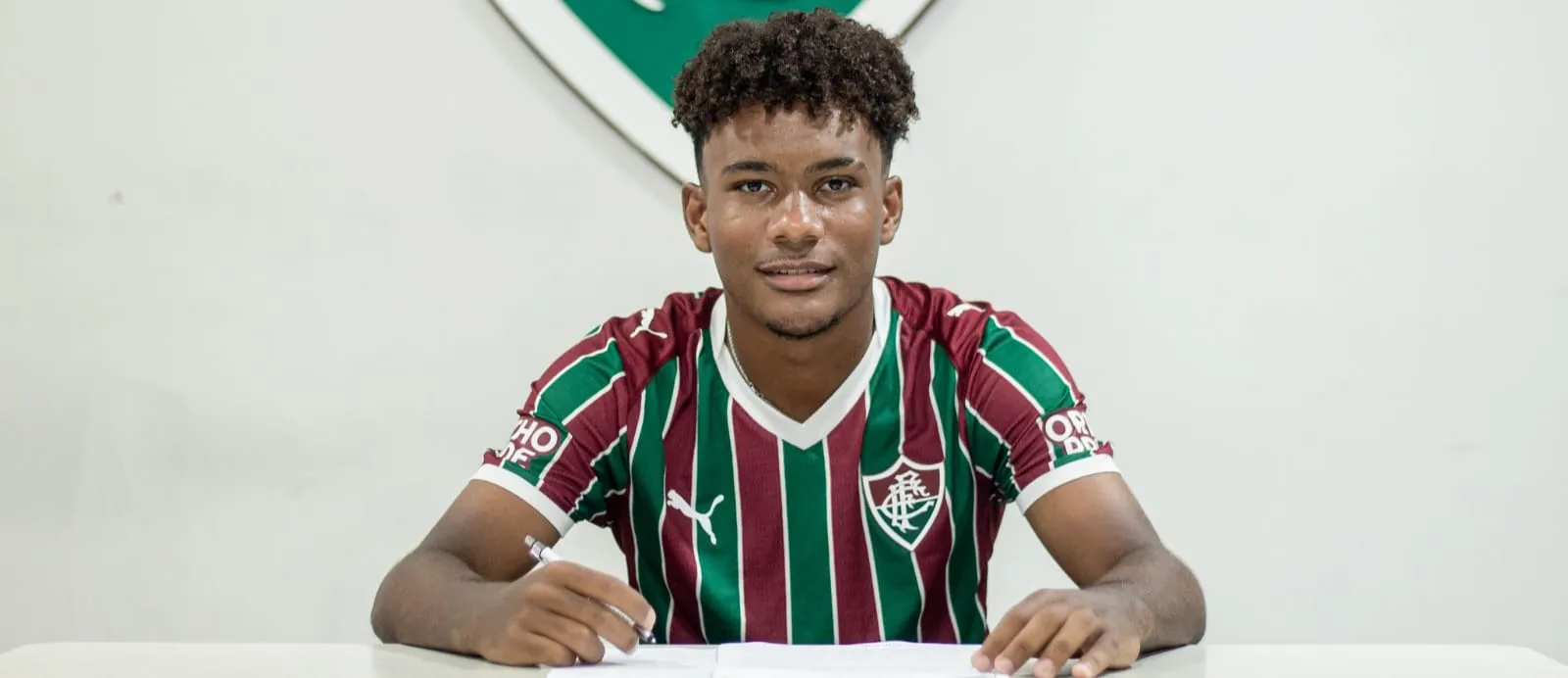 Joia do Fluminense assina contrato profissional até o fim de 2029