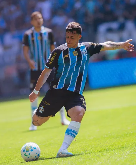 Pavón decide jogos, mostra raça e se destaca no Grêmio 2 Pavón Grêmio