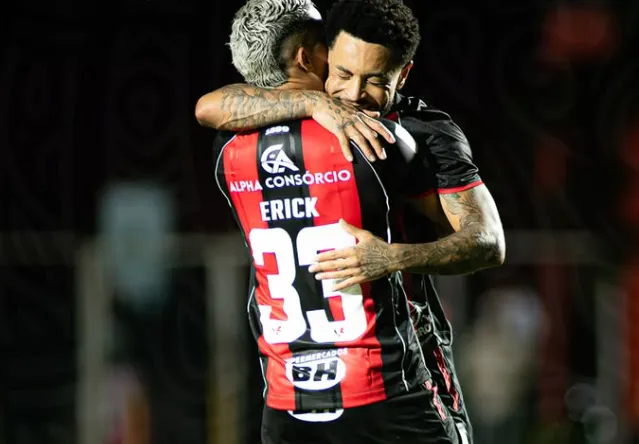 Vitória 4 x 0 Chapecoense – Erick e Matheuzinho brigam, e Leão respira no Brasileirão