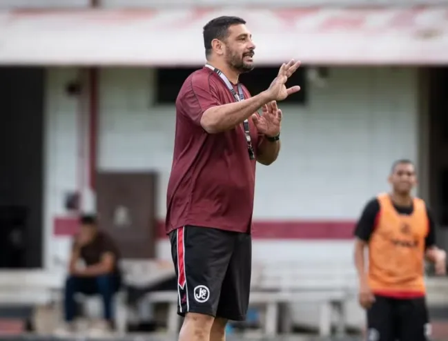 Quem confere o diploma de quem comanda seu time? Caso Diego Souza expõe cobrança sobre os clubes