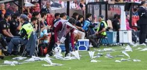 ESPANHOL: Partida é cancelada após protestos de torcida com 'aviõezinhos' de papel