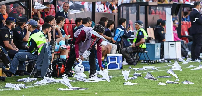 ESPANHOL: Partida é cancelada após protestos de torcida com ‘aviõezinhos’ de papel