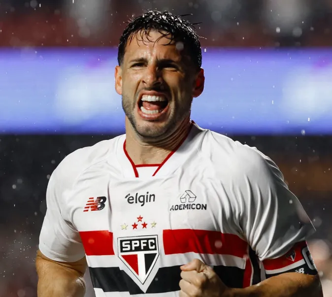 São Paulo 2 x 1 Vitória – Calleri decide e Tricolor respira no Brasileirão