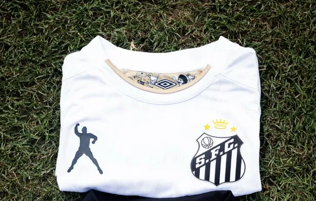 Santos lança camisas que homenageiam Pelé