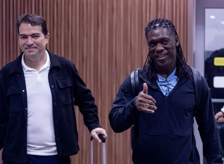 Seedorf chega ao Corinthians com cinco dias para preparar estreia e frear ameaça de queda