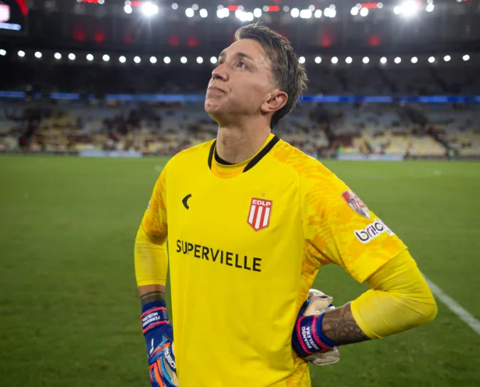 Quem é Muslera, o goleiro de 40 anos que elimina o Flamengo e desafia o Palmeiras