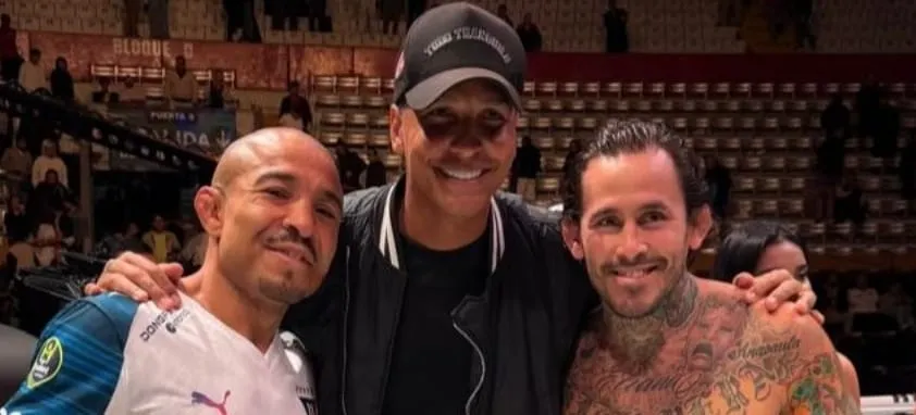 Deyverson presenteia o lutador José Aldo com camisa da LDU
