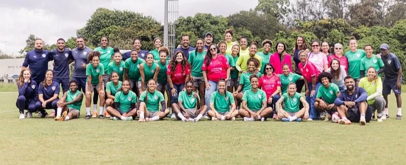 Fluminense recebe torcedoras com câncer durante treino do feminino