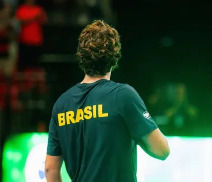 João Fonseca encerra ano sem títulos e vê rivais superá-lo