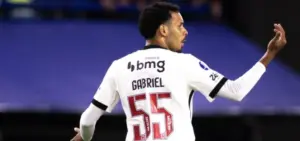 Zagueiro estreia pelo Vasco e exalta torcida contra o Boca Juniors