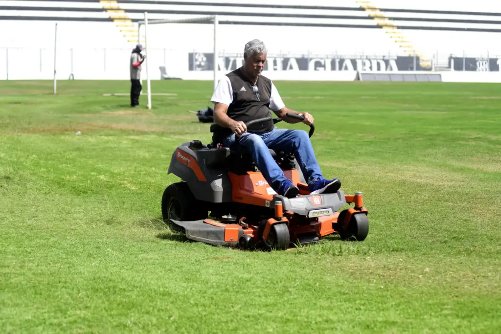 Reforma do gramado do Moisés Lucarelli está na última etapa