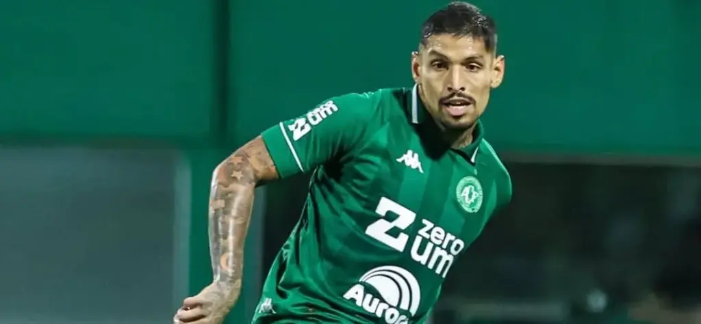 Chapecoense negocia renovação com zagueiro para 2027