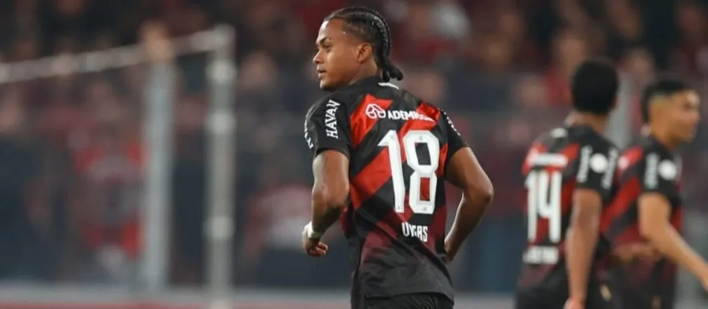 Em alta no Athletico-PR, Vargas inicia tratamento de lesão no ombro