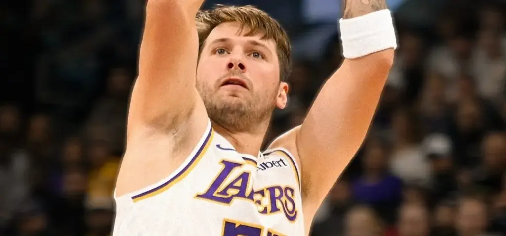 Doncic bate 3 mil pontos nos Lakers antes de Abdul-Jabbar e LeBron